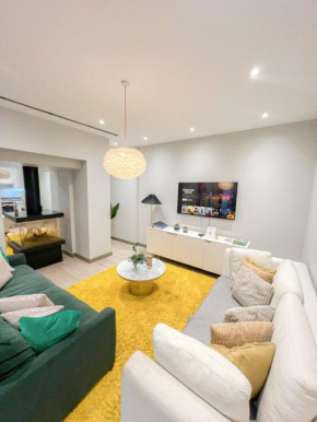 Luxurious 3-Bedroom & 3 Bathroom flat with Indoor fireplace and patio in central Mayfair